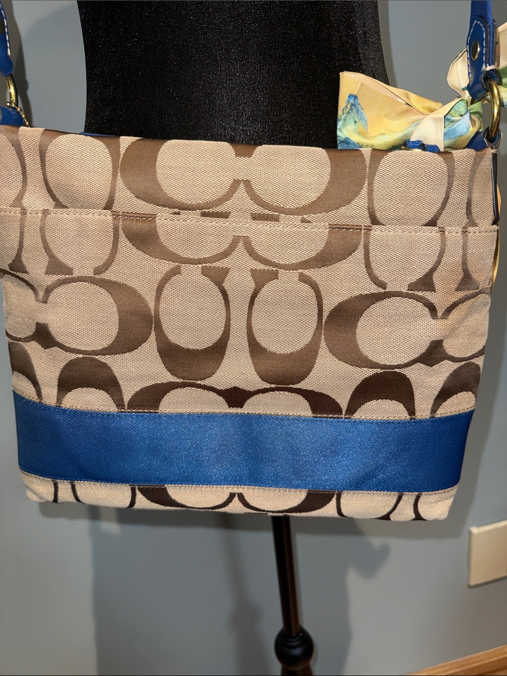 Coach Beige Signature Canvas Jacard Crossbody with Blue Strap and Trim NWOT - Picture 6 of 9